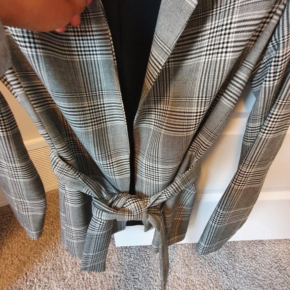 BNWOT H&M plaid buttonless blazer (size 0) - Picture 2 of 4